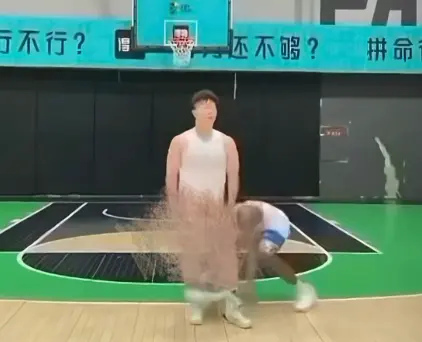 《牛教练的裤子》无广告免费观看-《牛教练的裤子》完整视频-牛教练防守被黑哥假动作戏弄高清资源