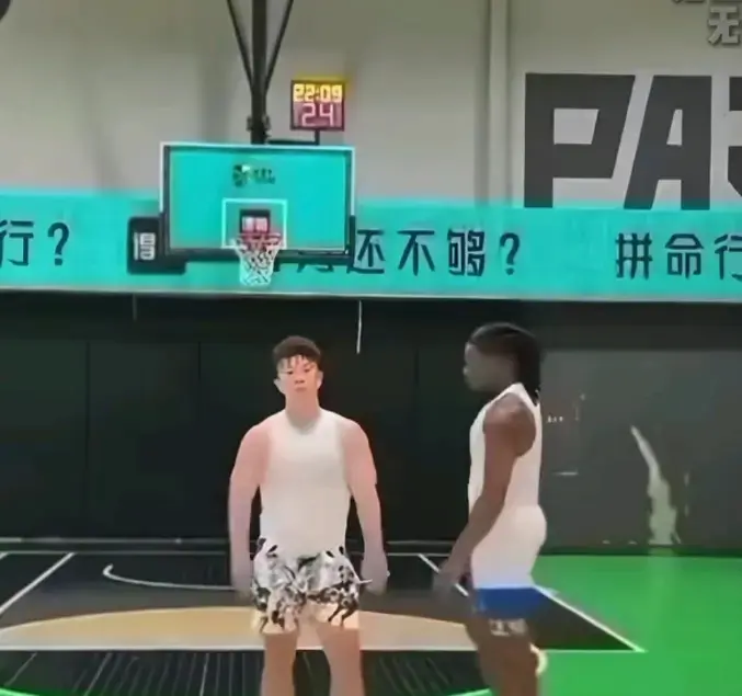 《牛教练的裤子》全网同步更新-牛教练被黑哥追着扒裤子笑不活了-1V1单挑变裤腰带保卫战高清版