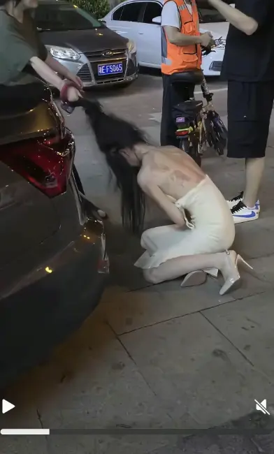 《白裙女子被抓头发跳河》-白裙女子被揪头发坠河事件始末-湘E车牌女子跳河全记录完整版在线观看