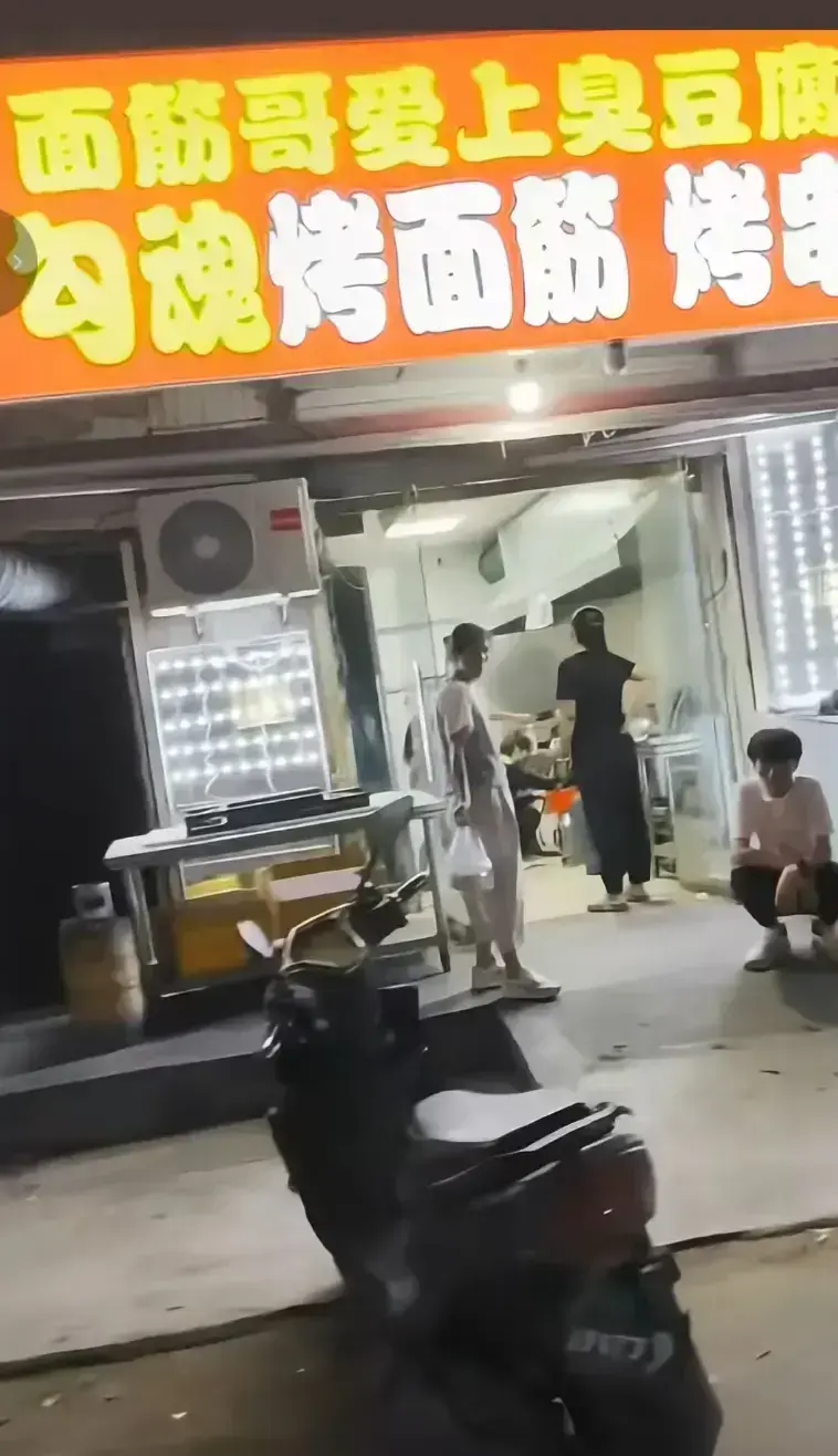 《安平勾魂面筋哥丈母娘事件完整视频》HD高清画质完整版在线播放-安平勾魂面筋哥丈母娘事件完整视频无删减资源-一根面筋引发的家庭喜剧全网热传