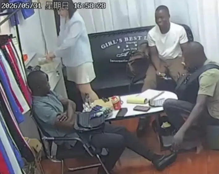 《三个黑人买衣服》监控视频八分钟无删减版 - 服装店老板娘一人应对三黑人现场 - 三个黑人买衣服完整录像HD在线观看
